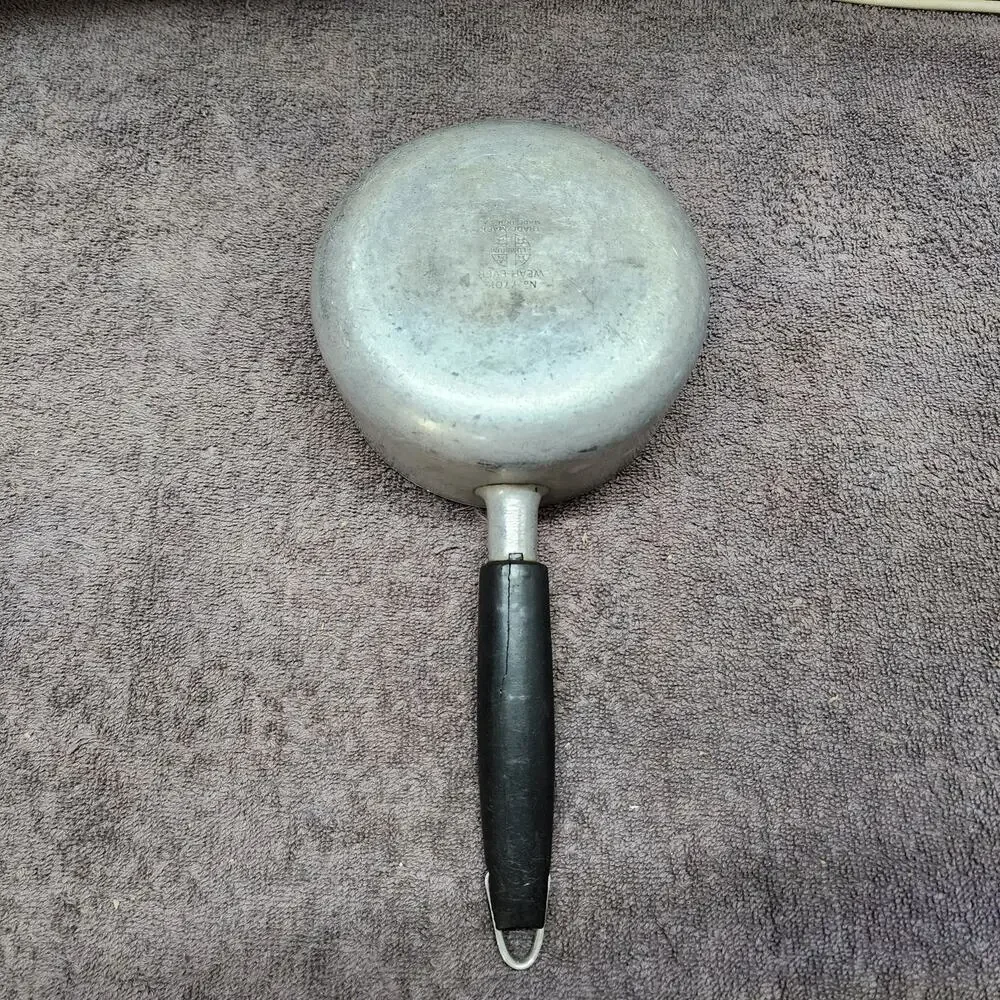 Wear-ever small pot 77 1/2 handle has a crack, see pics shlf